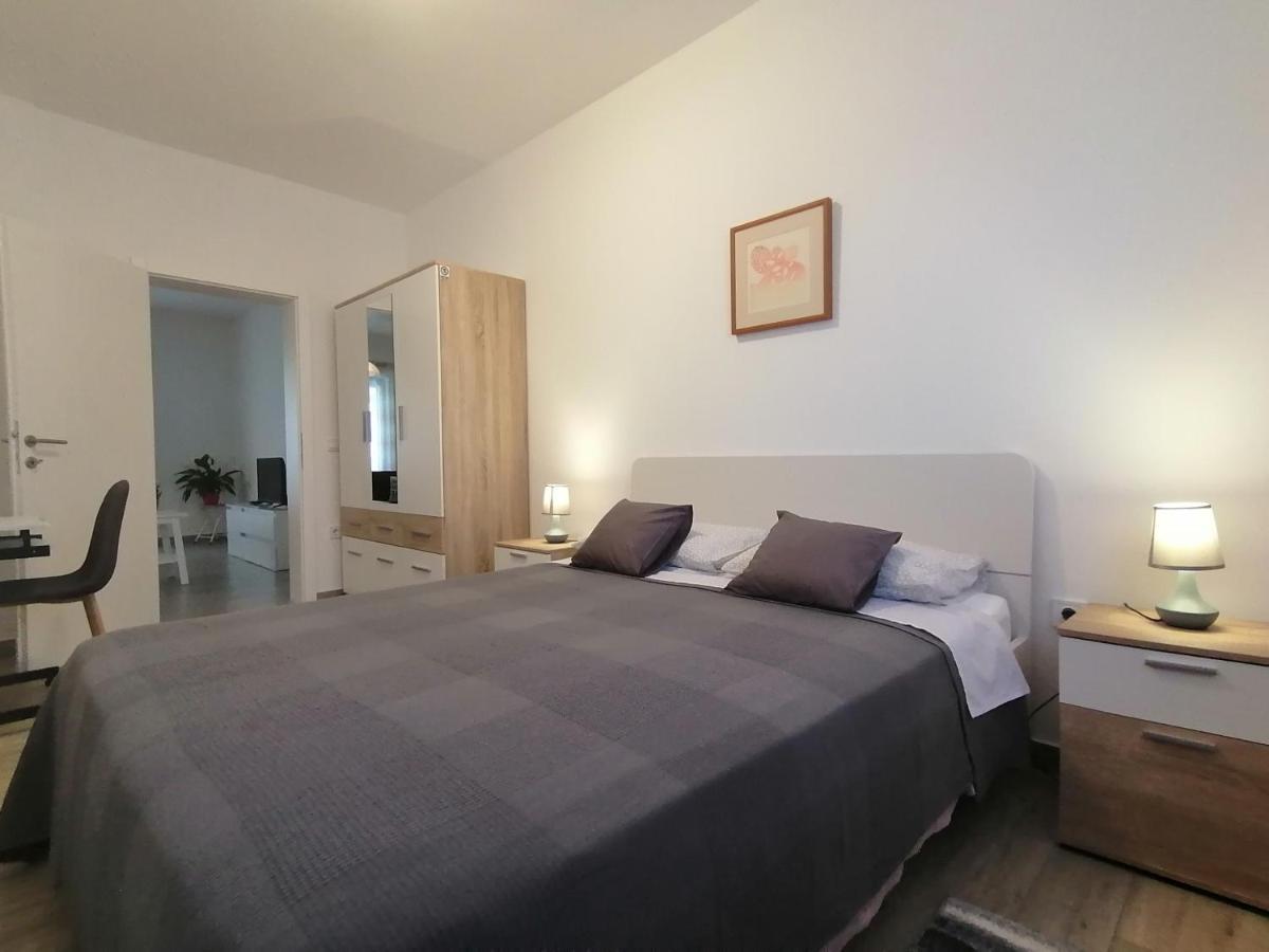Holiday Apartment Dunja พูลา ภายนอก รูปภาพ