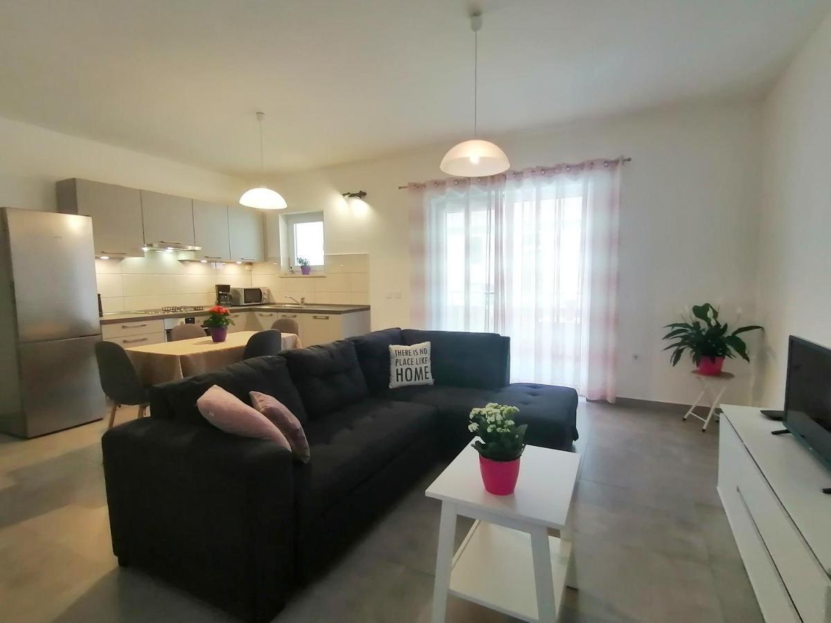 Holiday Apartment Dunja พูลา ภายนอก รูปภาพ