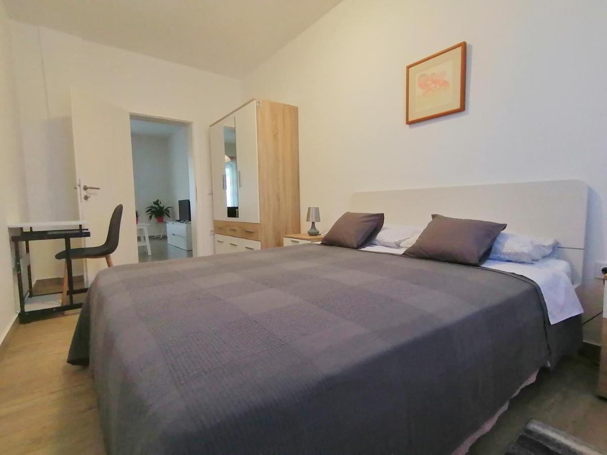 Holiday Apartment Dunja พูลา ภายนอก รูปภาพ