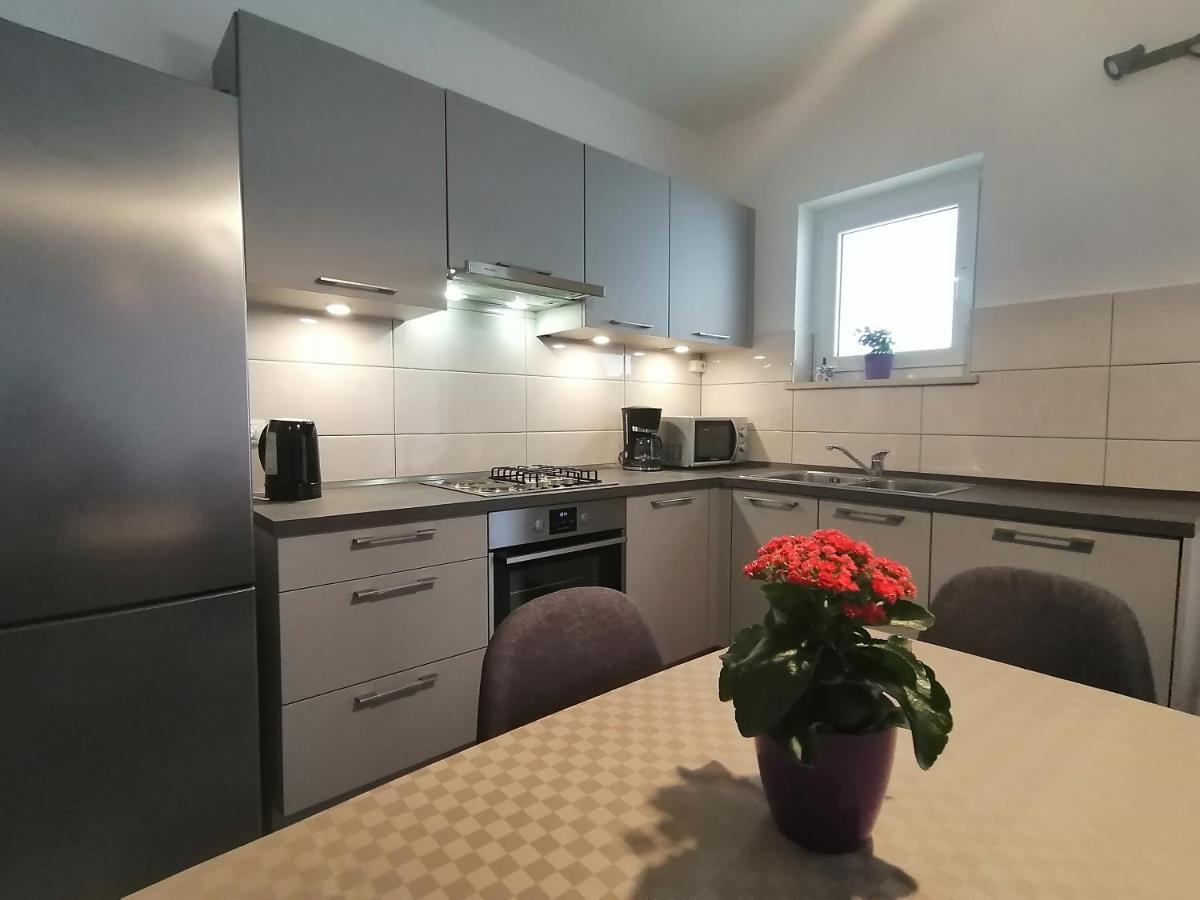 Holiday Apartment Dunja พูลา ภายนอก รูปภาพ